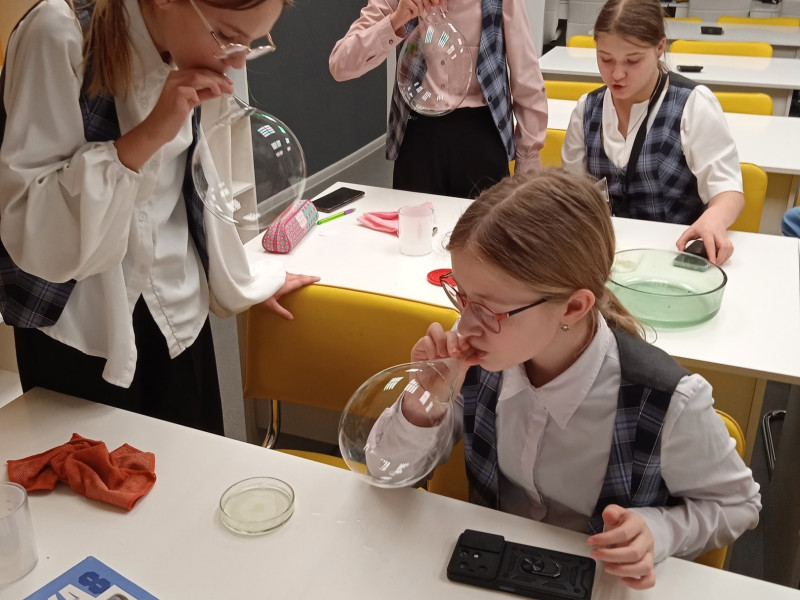 На базе школьного «Кванториума», в 5-6 классах прошли занятия по теме «поверхностное натяжение жидкостей, эффект лотоса, капиллярные явления».
